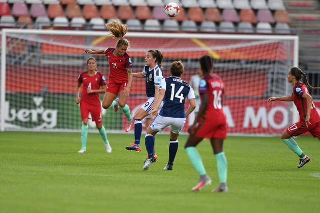 Tatiana Vanessa Ferreira Pinto (Tatiana P., Portugal) (11) klärt den Ball mit Kopf, Fussball, UEFA Women s EURO 2017, Schottland - Portugal, xmkx