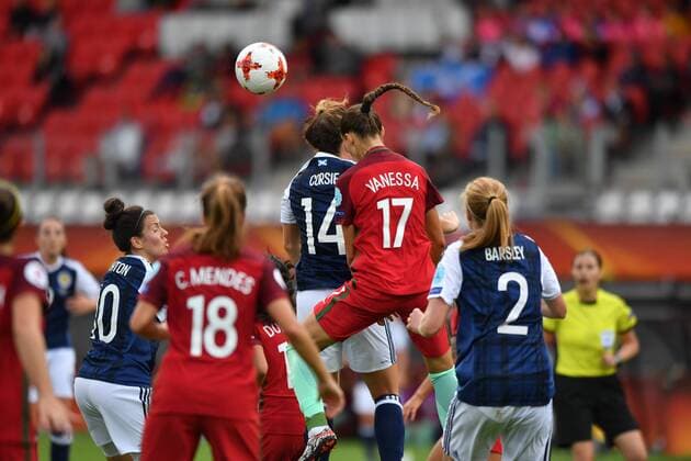 Dolores Isabel Jacome Silva (Dolores, Portugal) (14) gewinnt Kopfball gegen Rachel Corsie (Schottland , Scotland) (14), Fussball, UEFA Women s EURO 2017, Schottland - Portugal, xmkx