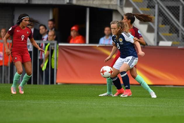 Erin Cuthbert (Schottland , Scotland) (8) im Duell mit Tatiana Vanessa Ferreira Pinto (Tatiana P., Portugal) (11), Fussball, UEFA Women s EURO 2017, Schottland - Portugal, xmkx