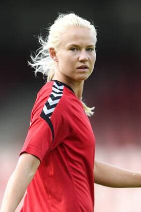 170723 Pernille Harder pa en träning med det danska landslaget under dag 8 av fotbolls-EM den 23 juli 2017 i Deventer.  Copyright: CARLxSANDIN BB170723CS089