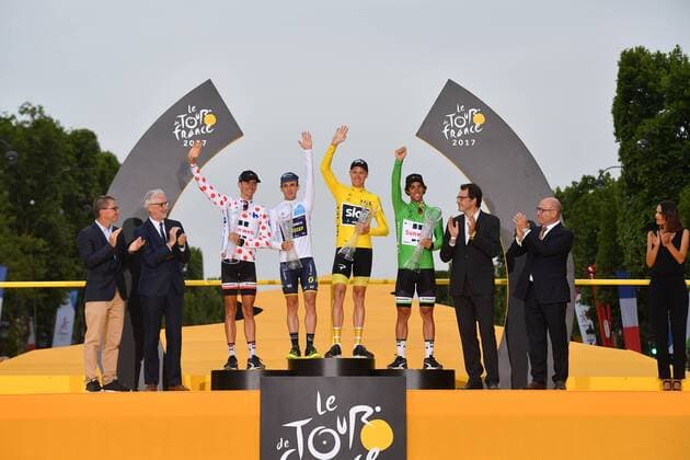 Bilder des Tages - SPORT French Warren Barguil of Team Sunweb wearing the polka-dot jersey for the best climber, Great Britain Simon Yates of Orica - Scott wearing the white jersey for the best young rider, British Chris Froome of Team Sky wearing the yellow jersey of overal leader and Australian Michael Matthews of Team Sunweb wearing the green jersey of leader in the sprint ranking celebrate on the podium of the 104th edition of the Tour de France cycling race, in Paris, France, Sunday 23 July 2017. This year s Tour de France takes place from July first to July 23rd. DAVIDxSTOCKMAN  x05137558x
