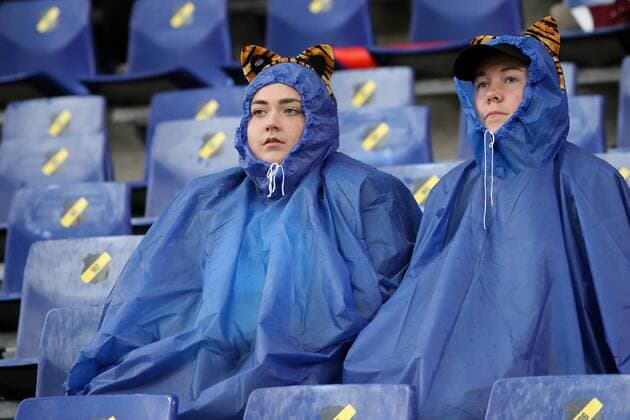 Es regnet, zwei englische Fans sitzen im Regen, Fans, Publikum, Zuschauer, Stimmung, Atmosphäre, Stadion, Fussball, UEFA Women s EURO 2017, England - Spanien, xozx