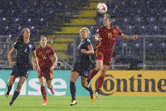 v.li.: Jill Scott (England, 4), Vicky Losada (Spanien, 14), Millie Bright (England, 16), Silvia Meseguer (Spanien, 15), Kopfball, header, Aktion, Action, im Regen, Fussball, UEFA Women s EURO 2017, England - Spanien, xozx