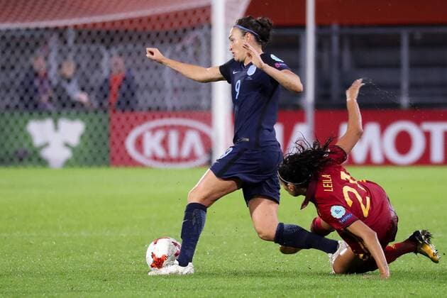 v.li.: Jodie Taylor (England, 9), Leila Ouahabi (Spanien, 21), Zweikampf, Duell, duel, tackle, tackling, Dynamik, Action, Aktion, Fussball, UEFA Women s EURO 2017, England - Spanien, xozx