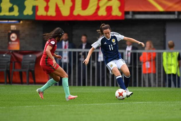 Lisa Evans (Schottland , Scotland) (11) im im Vorwärtslauf - Ana Marques Borges (Ana Borges, Portugal) (9) wartet, Fussball, UEFA Women s EURO 2017, Schottland - Portugal, xmkx