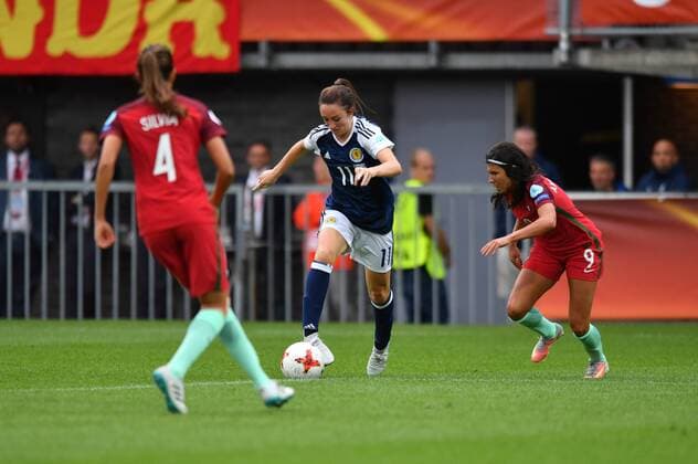 Lisa Evans (Schottland , Scotland) (11) setzt sich gegen Ana Marques Borges (Ana Borges, Portugal) (9) durch und zieht nach Innen, Fussball, UEFA Women s EURO 2017, Schottland - Portugal, xmkx
