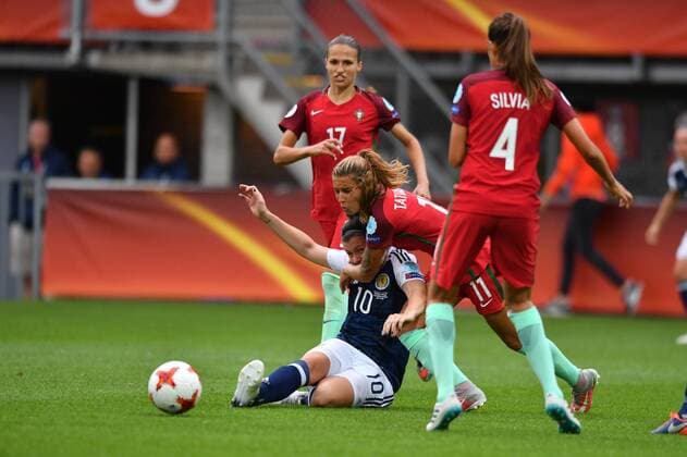 Zweikampf im Strafraum Leanne Crichton (Schottland , Scotland) (10) kann Ball weiterleiten, Fussball, UEFA Women s EURO 2017, Schottland - Portugal, xmkx