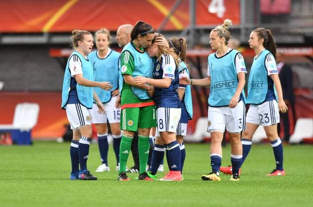 Shannon Lynn (Torwart, Schottland, Scotland) (12) tröstet Erin Cuthbert (Schottland , Scotland) (8) nach 1:2 Niederlage, Fussball, UEFA Women s EURO 2017, Schottland - Portugal, xmkx