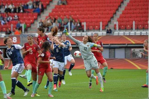Patricia Isabel Sousa Barros Morais (P.Morais, Torwart, Portugal) (12) fliegt am Ball vorbei, Fussball, UEFA Women s EURO 2017, Schottland - Portugal, xmkx