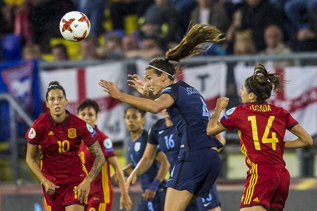 Fußball, Frauen EM, England - Spanien BREDA - 23-07-2017. EK vrouwenvoetbal, Woman s Euro 2017, groepswedstrijd Engeland - Spanje. Jill Scott kopt. Engeland - Spanje  Copyright: xToinxDamenx 1654202