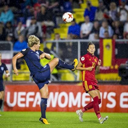 Fußball, Frauen EM, England - Spanien BREDA - 23-07-2017. EK vrouwenvoetbal, Woman s Euro 2017, groepswedstrijd Engeland - Spanje. Millie Bright werkt bal uit de 16. Engeland - Spanje  Copyright: xToinxDamenx 1654218