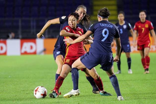 v.li.: Jill Scott (England, 4), Amanda Sampedro (Spanien, 8), Jodie Taylor (England, 9), Zweikampf, Duell, duel, tackle, tackling, Dynamik, Action, Aktion, Fussball, UEFA Women s EURO 2017, England - Spanien, xozx