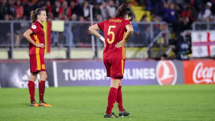 v.li.: Irene Paredes (Spanien, 4), Andrea Pereira (Spanien, 5), enttäuscht schauend, Enttäuschung, Frustration, disappointed, pessimistisch, Fussball, UEFA Women s EURO 2017, England - Spanien, xozx