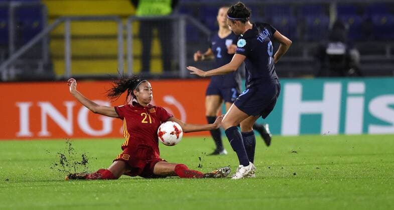 Bilder des Tages - SPORT Football - 2017 UEFA Women™s European Euro Championship - Group D: England vs. Spain Lelia Ouahabi of Spain and Jodie Taylor of England at Rat Verlegh Stadium, Breda. COLORSPORT LYNNE CAMERON 