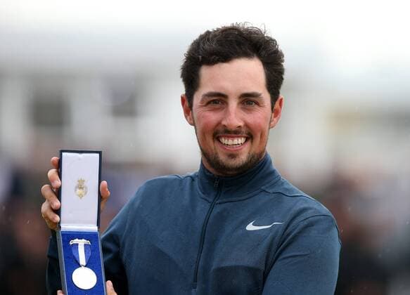Bilder des Tages - SPORT 23rd July 2017, Royal Birkdale Golf Club, Southport, England; The 146th Open Golf Championship, fourth round ; Alfie Plant (amateur) (ENG) proudly displays his medal presented for leading amateur golfer xDavidxBlunsdenx  ActionPlus11905940