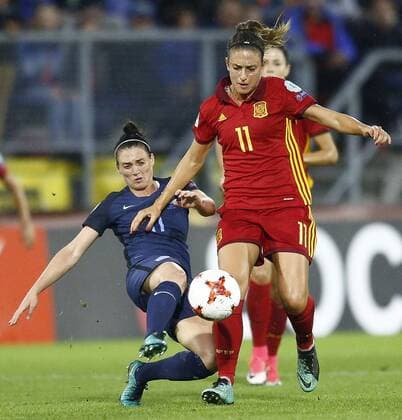 Spain s player Alexia Putellas (R) vies for the ball with England s Jade Moore during the second match of the UEFA Women s Championship 2017 s groups phase at the Rat Verlegh Stadium, in Breda, Holland. ENGLAND VS SPAIN !ACHTUNG: NUR REDAKTIONELLE NUTZUNG!  Copyright: xVincentxJanninkx GRA237 20170723-636364481107968492