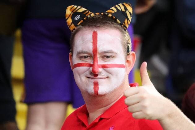 Bilder des Tages - SPORT Ein Fan der englischen Auswahl mit Gesichtsbemalung und Katzenohren, Daumen nach oben, Fans, Publikum, Zuschauer, Stimmung, Atmosphäre, Stadion, Fussball, UEFA Women s EURO 2017, England - Spanien, xozx
