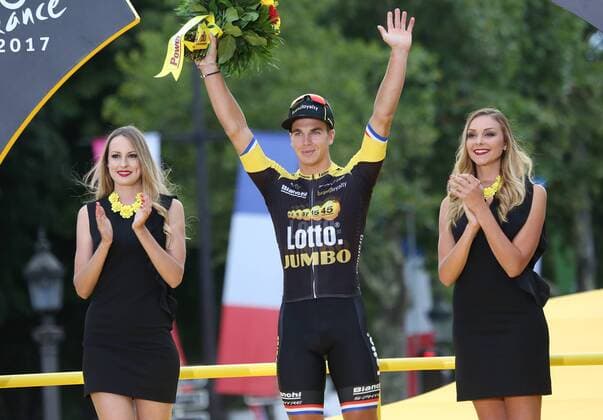 Dylan Groenewegen of The Netherlands celebrates on the presentation podium after winning the final stage of the Tour de France in Paris on on July 23, 2017.  PAR20170723036 DAVIDxSILPA