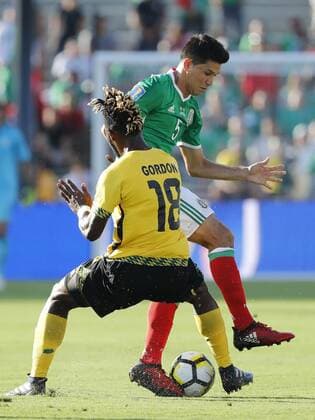 Mexico s Jesus Molina (R) vies for the ball with Jamaica s Owayne Gordon (L) during their Gold Cup semifinal soccer match between Mexico and Jamaica at Rose Bowl stadium in Pasadena, Ca, USA, 23 July 2017. MEXICO VS. JAMAICA !ACHTUNG: NUR REDAKTIONELLE NUTZUNG!  Copyright: xJoséxMéndezx JME01 20170724-636364642369625507