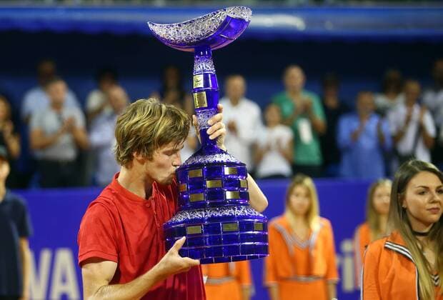 Bilder des Tages - SPORT (170723) -- UMAG, July 23, 2017 -- Andrey Rublev of Russia kisses the trophy during the awarding ceremony for the men s singles final of the ATP Tennis Herren Croatia Open 2017 in Umag, Croatia, on July 23, 2017. Andrey Rublev calimed the title by defeating Paolo Lorenzi of Italy with 2-0. ) (SP)CROATIA-UMAG-TENNIS-ATP-CROATIA OPEN SlavkoxMidzor 