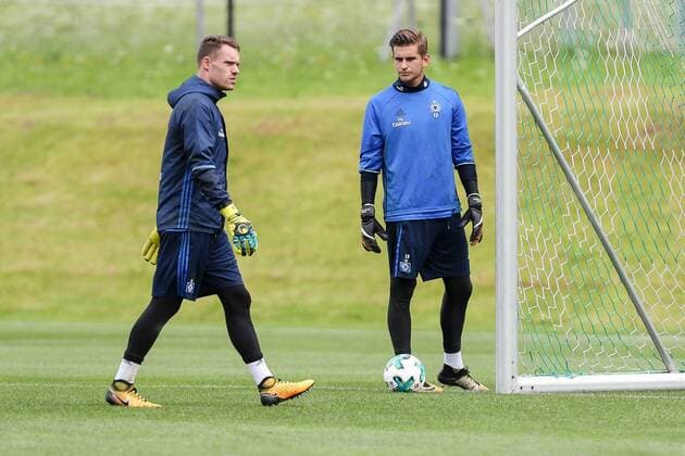 Laengenfeld, Oesterreich, 23.07.2017, Trainingslager Hamburger SV, Torwart Christian Mathenia (HSV) Torwart Julian Pollersbeck (HSV) gucken ( DeFodi507