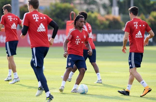 FUSSBALL 1. BUNDESLIGA SAISON 2017 2018 Audi Football Summer Tour China Singapur 2017 FC Bayern Muenchen 24.07.2017 Tag 9; Training: Renato Sanches (Mitte) am Ball gegen Robert Lewandowski (re) Foto: Pressefoto ULMER Markus Ulmer xxNOxMODELxRELEASxx Singapur 