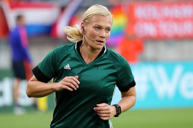 Bibiana Steinhaus (Schiedsrichterin, Deutschland) bei ihrem zweiten Einsatz, Einzelbild, Aktion, Action, Fussball, UEFA Women s EURO 2017, Belgien - Niederlande, xozx