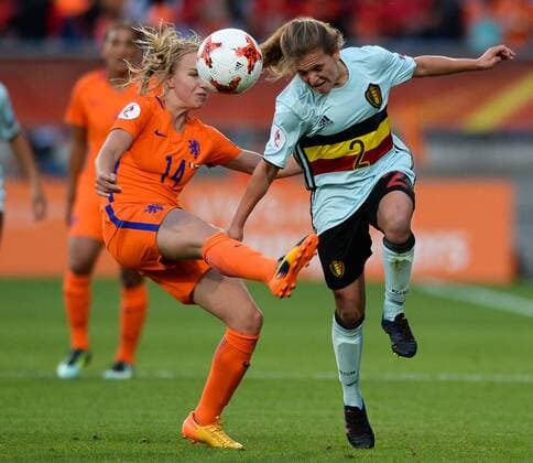 Bilder des Tages - SPORT Fußball, Frauen EM, Belgien - Niederlande Dutch Jackie Groenen and Belgium s Davina Philtjens pictured in action during a soccer game between Belgian national women s soccer team Red Flames and The Netherlands, the third game in group A in the group stage of the Women s European Championship EM Europameisterschaft 2017 in the Netherlands, Monday 24 July 2017 in Tilburg, The Netherlands. DAVIDxCATRY  x05138111x