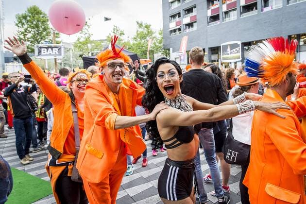 Fußball, Frauen EM, Belgien - Niederlande TILBURG - 24-07-2017. EK vrouwenvoetbal, Woman s Euro 2017, groepswedstrijd Belgie - Nederland. Verzamelen op Pieter Vreedeplein, daarna der fanwalk naar het stadion. Deze happening valt samen met roze maandag. Belgie - Nederland  x1654642x
