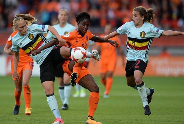 Fußball, Frauen EM, Belgien - Niederlande Belgium s Janice Cayman, Dutch Liza van der Most and Belgium s Davina Philtjens pictured in action during a soccer game between Belgian national women s soccer team Red Flames and The Netherlands, the third game in group A in the group stage of the Women s European Championship EM Europameisterschaft 2017 in the Netherlands, Monday 24 July 2017 in Tilburg, The Netherlands. DAVIDxCATRY  x05138108x
