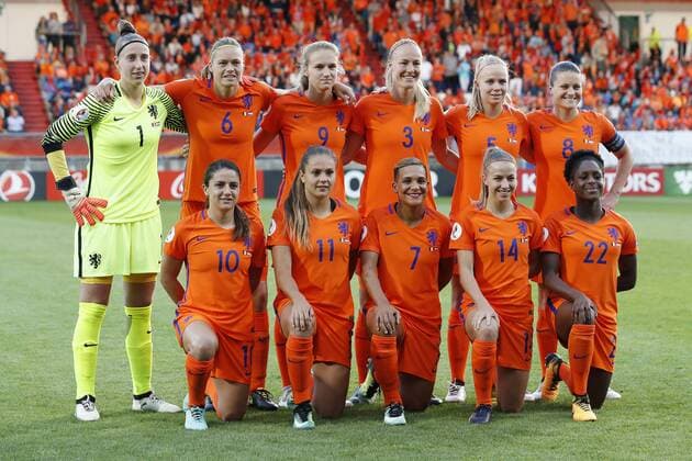 Fußball, Frauen EM, Belgien - Niederlande (Top Row L-R) goalkeeper Sari van Veenendaal of Holland Women, Anouk Dekker of Holland Women, Vivianne Miedema of Holland Women, Stefanie van der Gragt of Holland Women, Kika van Es of Holland Women, Sherida Spitse of Holland Women (Front row L-R) Danielle van de Donk of Holland Women, Lieke Martens of Holland Women, Shanice van de Sanden of Holland Women, Jackie Groenen of Holland Women, Liza van der Most of Holland Women during the UEFA WEURO 2017 Group A group stage match between Belgium and The Netherlands at Koning Willem II stadium on July 24, 2017 in Tilburg, The Netherlands Women: Belgium v The Netherlands UEFA WEURO 2017 2017 2018 xVIxVIxImagesx xMauricexvanxSteenxIVx 8305010