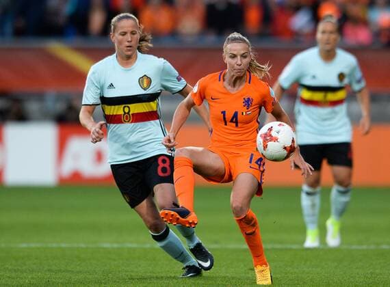 Fußball, Frauen EM, Belgien - Niederlande Belgium s Lenie Onzia and Dutch Jackie Groenen pictured in action during a soccer game between Belgian national women s soccer team Red Flames and The Netherlands, the third game in group A in the group stage of the Women s European Championship EM Europameisterschaft 2017 in the Netherlands, Monday 24 July 2017 in Tilburg, The Netherlands. DAVIDxCATRY  x05138112x