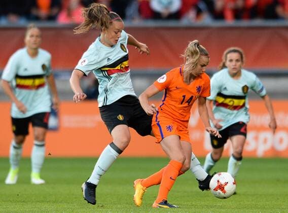 Fußball, Frauen EM, Belgien - Niederlande Belgium s Tine De Caigny and Dutch Jackie Groenen pictured in action during a soccer game between Belgian national women s soccer team Red Flames and The Netherlands, the third game in group A in the group stage of the Women s European Championship EM Europameisterschaft 2017 in the Netherlands, Monday 24 July 2017 in Tilburg, The Netherlands. DAVIDxCATRY  x05138114x