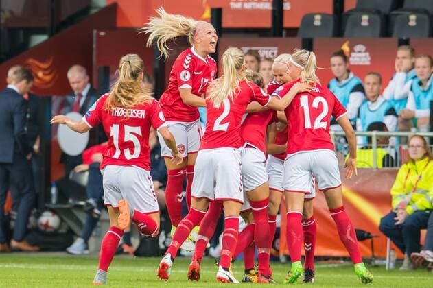 Fußball, Frauen EM, Norwegen - Dänemark Denmark celebrate the goal of Katrine Veje of Denmark during the UEFA WEURO 2017 Group A group stage match between Norway and Denmark at The Adelaarshorst on July 24, 2017 in Deventer, The Netherlands Women: Norway v Denmark UEFA WEURO 2017 2017 2018 xVIxVIxImagesx xGerritxvanxKeulenxIVx 8305017