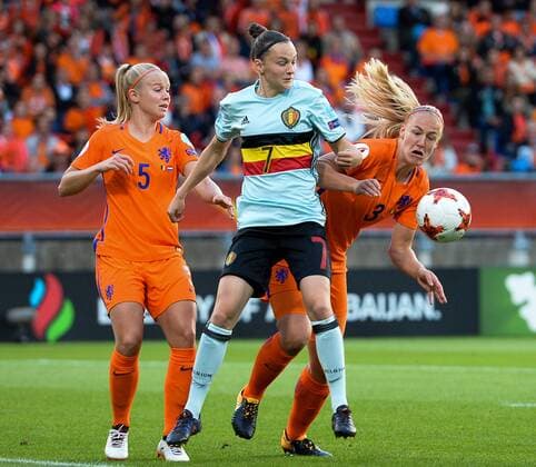 Fußball, Frauen EM, Belgien - Niederlande Dutch Kika van Es, Belgium s Elke Van Gorp and Dutch Stefanie van der Gragt pictured in action during a soccer game between Belgian national women s soccer team Red Flames and The Netherlands, the third game in group A in the group stage of the Women s European Championship EM Europameisterschaft 2017 in the Netherlands, Monday 24 July 2017 in Tilburg, The Netherlands. DAVIDxCATRY  x05138117x