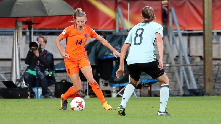 Fußball, Frauen EM, Belgien - Niederlande v.li.: Jackie Groenen (Holland, 14), Lenie Onzia (Belgien, 8), Zweikampf, Duell, duel, tackle, tackling, Dynamik, Action, Aktion, Fussball, UEFA Women s EURO 2017, Belgien - Niederlande, xozx