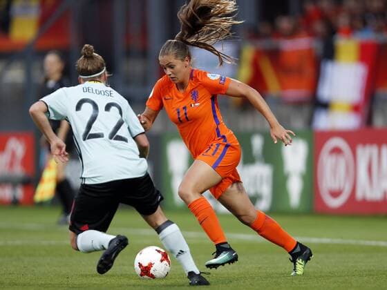 Fußball, Frauen EM, Belgien - Niederlande (L-R) Laura Deloose of Belgium women, Lieke Martens of Holland Women during the UEFA WEURO 2017 Group A group stage match between Belgium and The Netherlands at Koning Willem II stadium on July 24, 2017 in Tilburg, The Netherlands Women: Belgium v The Netherlands UEFA WEURO 2017 2017 2018 xVIxVIxImagesx xMauricexvanxSteenxIVx 8305134