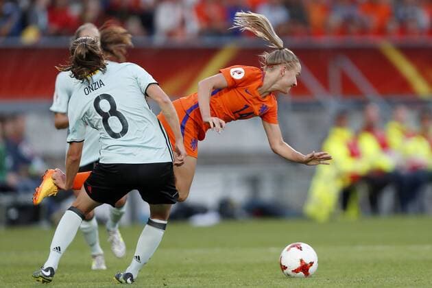 Fußball, Frauen EM, Belgien - Niederlande (L-R) Lenie Onzia of Belgium women, Jackie Groenen of Holland Women during the UEFA WEURO 2017 Group A group stage match between Belgium and The Netherlands at Koning Willem II stadium on July 24, 2017 in Tilburg, The Netherlands Women: Belgium v The Netherlands UEFA WEURO 2017 2017 2018 xVIxVIxImagesx xMauricexvanxSteenxIVx 8305135