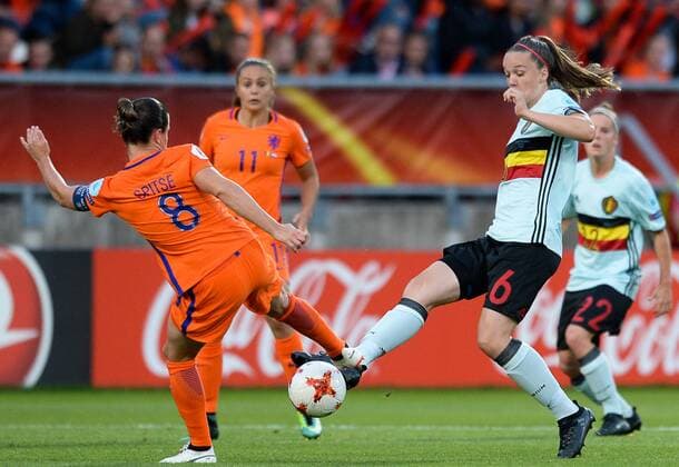 Fußball, Frauen EM, Belgien - Niederlande Dutch Sherida Spitse and Belgium s Tine De Caigny pictured in action during a soccer game between Belgian national women s soccer team Red Flames and The Netherlands, the third game in group A in the group stage of the Women s European Championship EM Europameisterschaft 2017 in the Netherlands, Monday 24 July 2017 in Tilburg, The Netherlands. DAVIDxCATRY  x05138118x