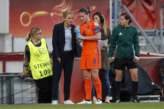 Fußball, Frauen EM, Belgien - Niederlande (L-R) coach Sarina Wiegman of Holland Women, Sherida Spitse of Holland Women during the UEFA WEURO 2017 Group A group stage match between Belgium and The Netherlands at Koning Willem II stadium on July 24, 2017 in Tilburg, The Netherlands Women: Belgium v The Netherlands UEFA WEURO 2017 2017 2018 xVIxVIxImagesx xMauricexvanxSteenxIVx 8305138