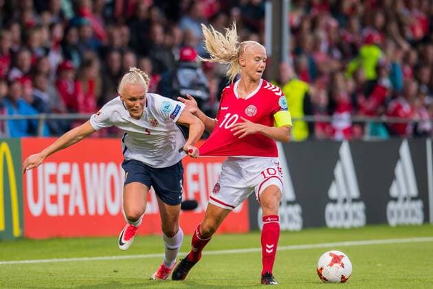 Fußball, Frauen EM, Norwegen - Dänemark (L-R) Maria Thorisdottir of Norway women, Pernille Harder of Denmark during the UEFA WEURO 2017 Group A group stage match between Norway and Denmark at The Adelaarshorst on July 24, 2017 in Deventer, The Netherlands Women: Norway v Denmark UEFA WEURO 2017 2017 2018 xVIxVIxImagesx xGerritxvanxKeulenxIVx 8305143