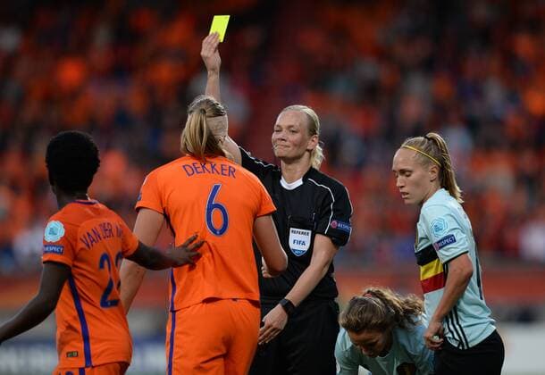 Dutch Anouk Dekker (CL) receives a yellow card from German referee Bibiana Steinhaus (C) during a soccer game between Belgian national women s soccer team Red Flames and The Netherlands, the third game in group A in the group stage of the Women s European Championship EM Europameisterschaft 2017 in the Netherlands, Monday 24 July 2017 in Tilburg, The Netherlands. DAVIDxCATRY  x05138126x