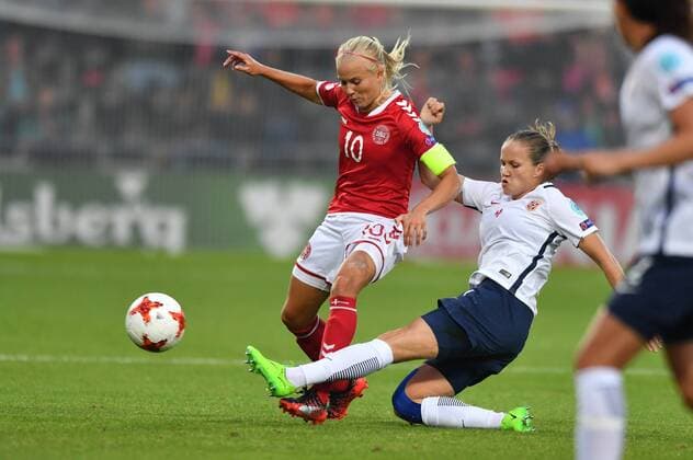 Fußball, Frauen EM, Norwegen - Dänemark Guro Reiten (Reiten,Norwegen, Norway) (4) kann vor Pernille Harder (Daenemark, Denmark) (10) klären, Fussball, UEFA Women s EURO 2017, Norwegen - Dänemark, xmkx