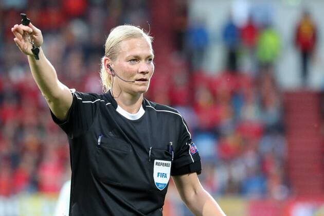 Bibiana Steinhaus (Schiedsrichterin, Deutschland), Einzelbild, Aktion, Action, gibt Anweisungen, gestikuliert, mit den Armen gestikulieren, gives instructions, gesticulate, Fussball, UEFA Women s EURO 2017, Belgien - Niederlande, xozx