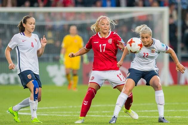 Fußball, Frauen EM, Norwegen - Dänemark (L-R) Guro Reiten of Norway women, Line Jensen of Denmark, Ingrid Marie Spord of Norway women during the UEFA WEURO 2017 Group A group stage match between Norway and Denmark at The Adelaarshorst on July 24, 2017 in Deventer, The Netherlands Women: Norway v Denmark UEFA WEURO 2017 2017 2018 xVIxVIxImagesx xGerritxvanxKeulenxIVx 8305208