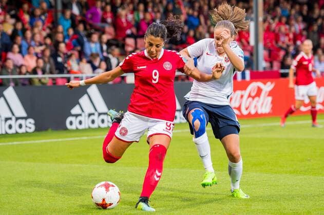 Fußball, Frauen EM, Norwegen - Dänemark (L-R) Nadia Nadim of Denmark, Guro Reiten of Norway women during the UEFA WEURO 2017 Group A group stage match between Norway and Denmark at The Adelaarshorst on July 24, 2017 in Deventer, The Netherlands Women: Norway v Denmark UEFA WEURO 2017 2017 2018 xVIxVIxImagesx xGerritxvanxKeulenxIVx 8305214