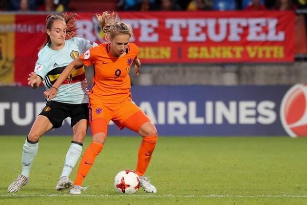 v.li.: Tessa Wullaert (Belgien, 9), Vivianne Miedema (Holland, 9), Zweikampf, Duell, duel, tackle, tackling, Dynamik, Action, Aktion, Fussball, UEFA Women s EURO 2017, Belgien - Niederlande, xozx
