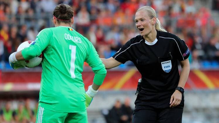 v.li.: Justien Odeurs (Torwart, Belgien, 1), Bibiana Steinhaus (Schiedsrichterin, Deutschland), Fussball, UEFA Women s EURO 2017, Belgien - Niederlande, xozx