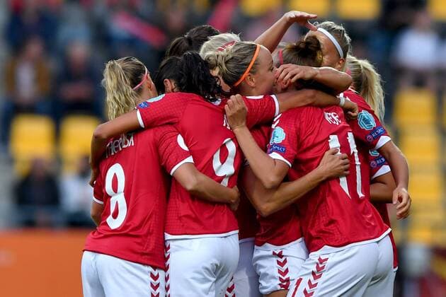 Fußball, Frauen EM, Norwegen - Dänemark SOCCER - UEFA EURO EM Europameisterschaft Fussball 2017, NOR vs DEN DEVENTER,NETHERLANDS,24.JUL.17 - WOMEN SOCCER - UEFA Women s European Championship EM Europameisterschaft 2017, Group A, Norway vs Denmark. Image shows the rejoicing of DEN. GEPAxpictures xFlorianxErtl