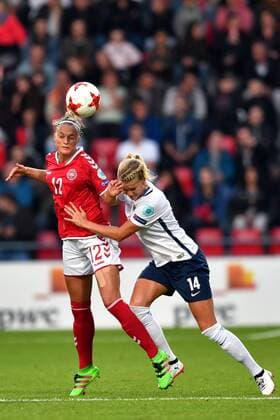 Fußball, Frauen EM, Norwegen - Dänemark SOCCER - UEFA EURO EM Europameisterschaft Fussball 2017, NOR vs DEN DEVENTER,NETHERLANDS,24.JUL.17 - WOMEN SOCCER - UEFA Women s European Championship EM Europameisterschaft 2017, Group A, Norway vs Denmark. Image shows Stine Larsen (DEN) and Ada Hegerberg (NOR). GEPAxpictures xFlorianxErtl